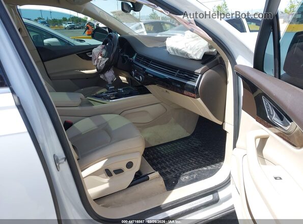WA1VAAF71JD045840 2018 AUDI Q7 White Вид салону спереду