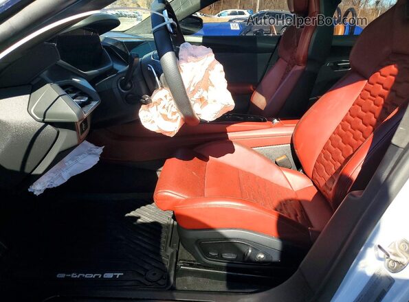 WAUEJBFW5R7003696 2024 AUDI E-TRON White Vista interior delantera