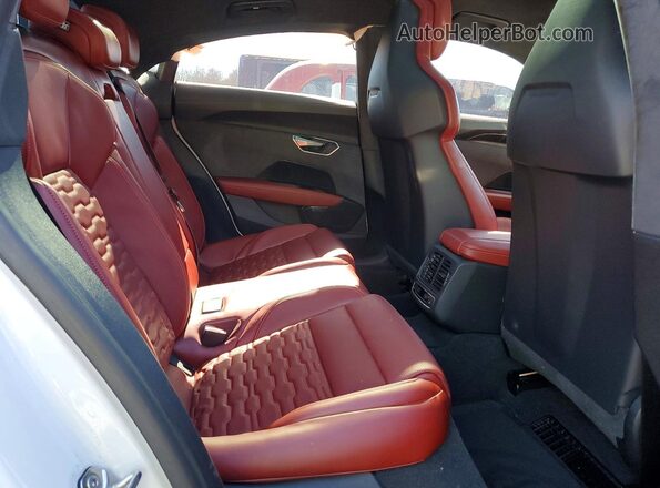 WAUEJBFW5R7003696 2024 AUDI E-TRON White Vista de los asientos traseros