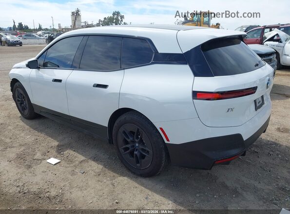 WB523CF01RCR96800 2024 BMW IX White Trasero izquierdo