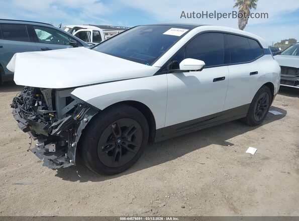 WB523CF01RCR96800 2024 BMW IX White Vista tres cuartos delantera izquierda