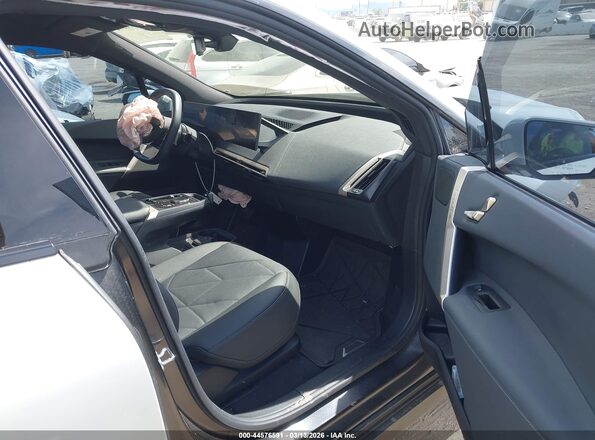 WB523CF01RCR96800 2024 BMW IX White Vista interior delantera