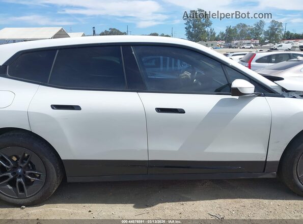 WB523CF01RCR96800 2024 BMW IX White Vista interior de 360 grados
