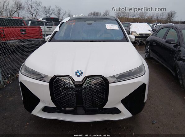 WB523CF09RCR60501 2024 BMW IX White Vista interior trasera
