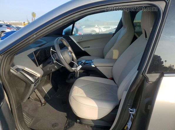 WB523CF0XSCS20574 2025 BMW IX Серый Вид салона спереди