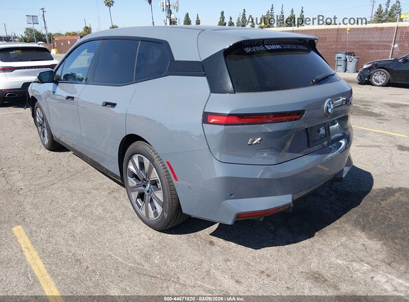 WB553CF08TCV17843 2026 BMW IX Gray Trasero izquierdo