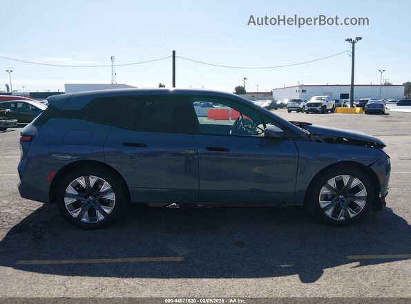 WB553CF08TCV17843 2026 BMW IX Gray Vista interior trasera