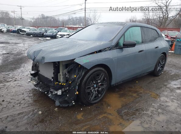 WB563CF01TCW08876 2026 BMW IX Gray წინა მარცხენა ხედი სამი მეოთხედიდან