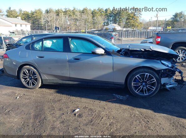 WBA13FK09SCU34654 2025 BMW 5 SERIES Silver Вид задньої частини салону