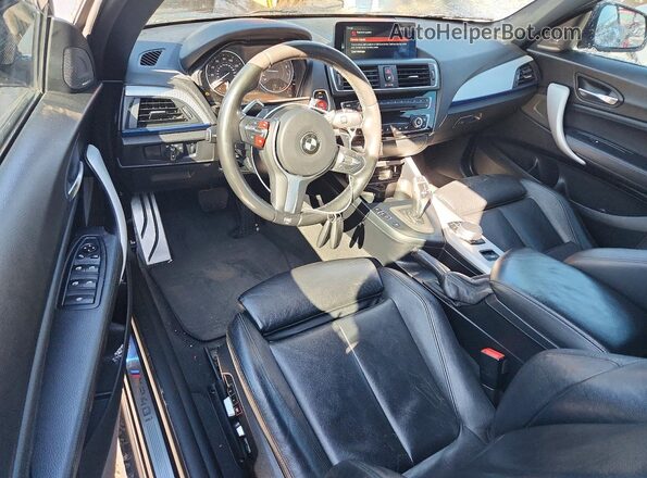 WBA2L3C31HV667338 2017 BMW M2 Gray Vista del salpicadero