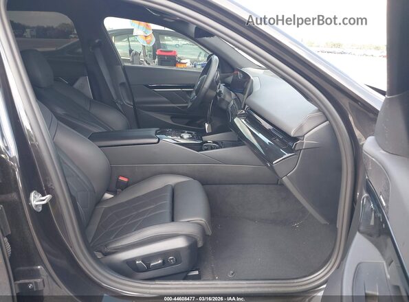 WBA43FJ06SCT35398 2025 BMW 5 SERIES Gray Вид салону спереду