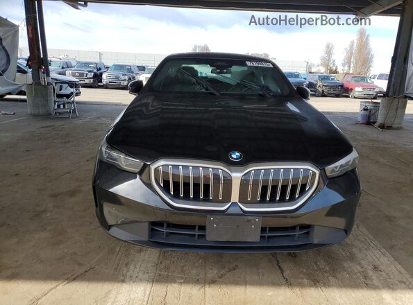WBA43FJ07RCS35174 2024 BMW 5 SERIES Черный Вид спереди