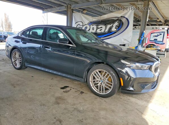 WBA43FJ07RCS35174 2024 BMW 5 SERIES Черный Передняя правая четверть
