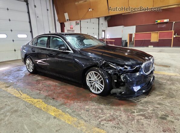 WBA43FJ07SCU74519 2025 BMW 5 SERIES Black VIN կոդի պիտակի տեսք