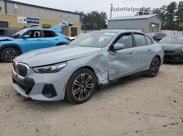 WBA43FJ07TCW37400 2026 BMW 5 SERIES Серый Вид наклейки с VIN-кодом