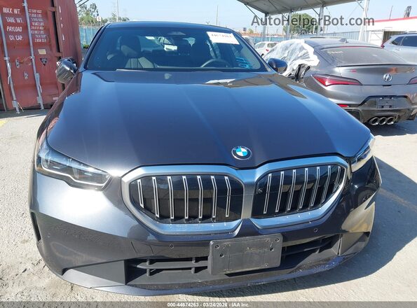 WBA43FJ0XRCR87855 2024 BMW 5 SERIES Gray ხელსაწყოთა პანელის ხედი