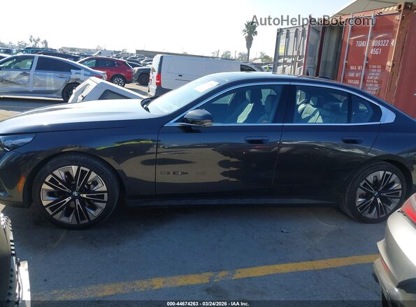 WBA43FJ0XRCR87855 2024 BMW 5 SERIES Gray სალონის 360-გრადუსიანი ხედი