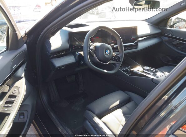 WBA43FJ0XRCR87855 2024 BMW 5 SERIES Gray წინა სალონის ხედი