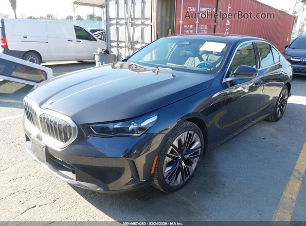 WBA43FJ0XRCR87855 2024 BMW 5 SERIES Gray წინა მარცხენა ხედი სამი მეოთხედიდან