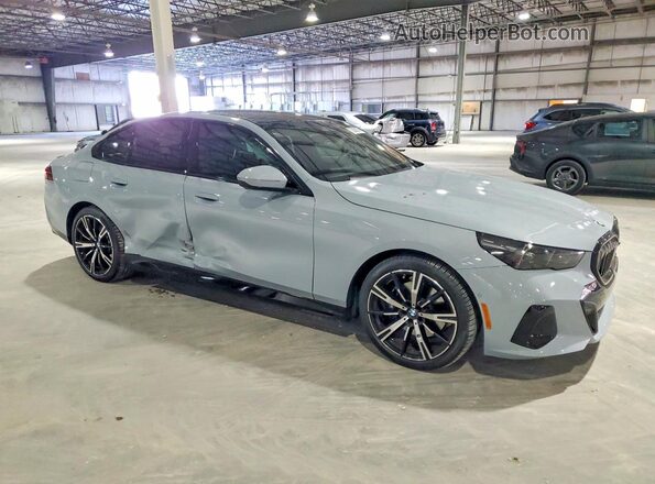 WBA43FJ0XRCS22483 2024 BMW 5 SERIES Серый Передняя правая четверть
