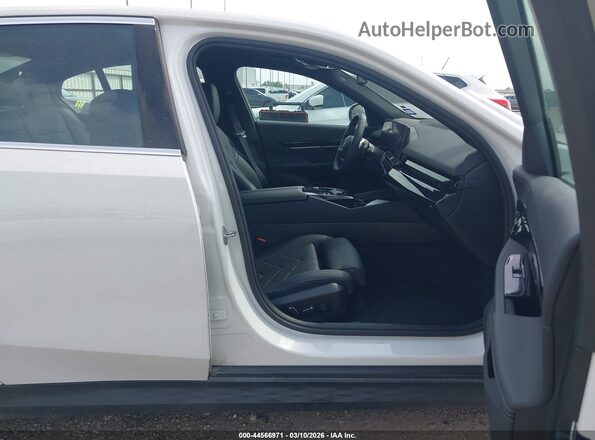 WBA43FJ0XTCV72932 2026 BMW 5 SERIES White Սալոնի դիմացի տեսք
