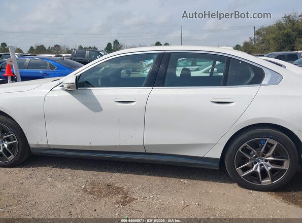 WBA43FJ0XTCV72932 2026 BMW 5 SERIES White Սալոնի 360 աստիճան տեսք