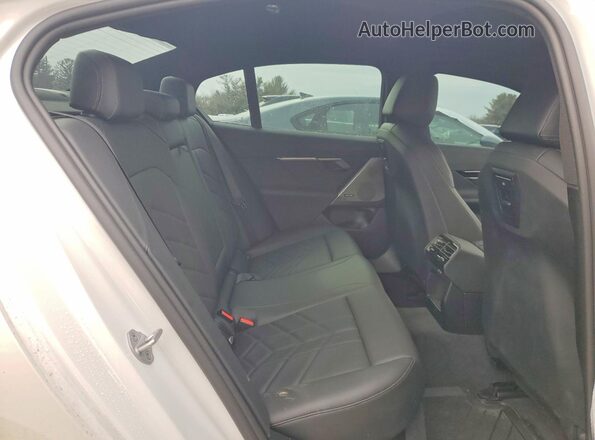 WBA53FJ00SCU16160 2025 BMW 5 SERIES White Vista de los asientos traseros