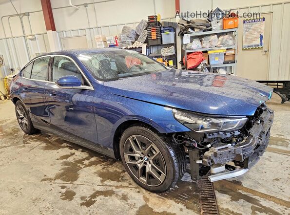 WBA53FJ00TCW74101 2026 BMW 5 SERIES Синий Передняя правая четверть