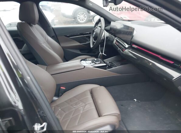 WBA53FJ04RCS45004 2024 BMW 5 SERIES Серый Вид салона спереди