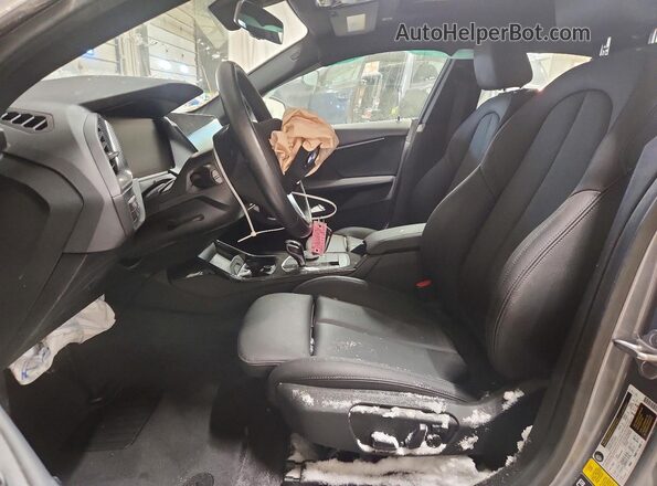 WBA73AK09P7M19164 2023 BMW 2 SERIES Gray Vista interior delantera