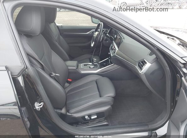 WBA73AV03PFN90591 2023 BMW 4 SERIES Черный Вид салона спереди