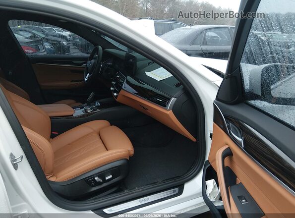 WBA73BJ01NWX58026 2022 BMW 5 SERIES Белый Вид салона спереди