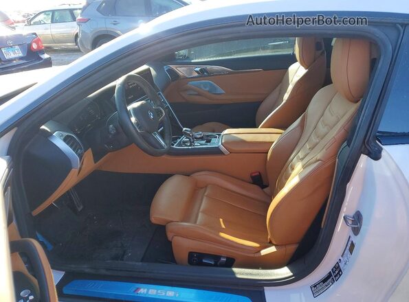 WBABC4C0XRCR16762 2024 BMW M8 White წინა სალონის ხედი