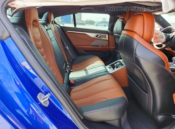 WBAGV4C09SCU66057 2025 BMW 8 SERIES Blue Vista de los asientos traseros