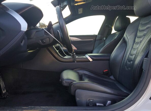 WBAGV8C01LBP48739 2020 BMW M8 White Vista interior delantera