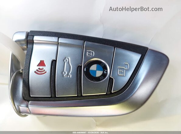 WBAGV8C02TCW85192 2026 BMW M8 Black Vista del salpicadero