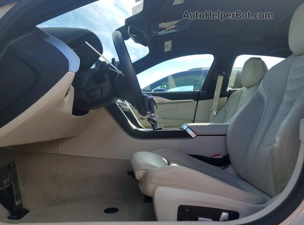WBAGV8C04SCU73604 2025 BMW M8 White Սալոնի դիմացի տեսք