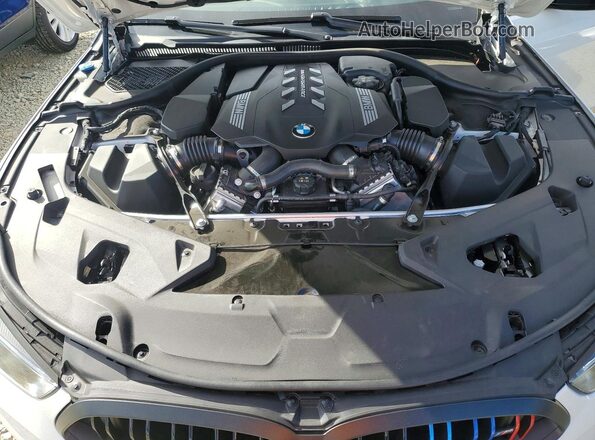WBAGV8C04SCU73604 2025 BMW M8 White Սալոնի հետևի տեսք