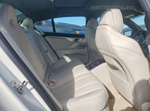 WBAGV8C04SCU73604 2025 BMW M8 White Հետևի նստատեղերի տեսք