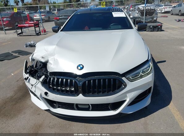 WBAGV8C08NCJ17970 2022 BMW M8 White ხელსაწყოთა პანელის ხედი