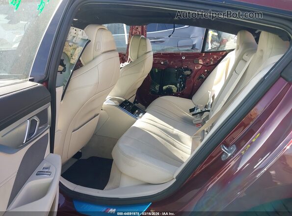 WBAGV8C08PCL00997 2023 BMW M8 Бордовый Вид наклейки с VIN-кодом