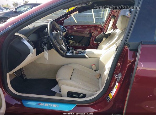WBAGV8C08PCL00997 2023 BMW M8 Бордовый Вид салона спереди