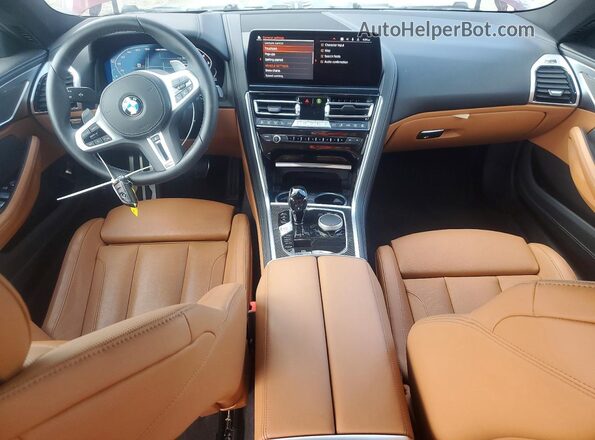 WBAGV8C0XSCT85219 2025 BMW M8 Burgundy Widok deski rozdzielczej