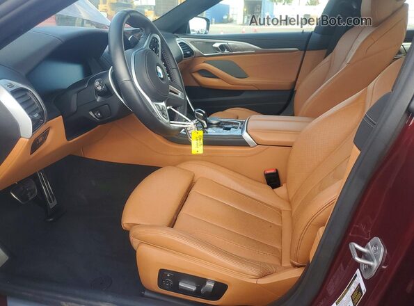 WBAGV8C0XSCT85219 2025 BMW M8 Burgundy Widok wnętrza z przodu