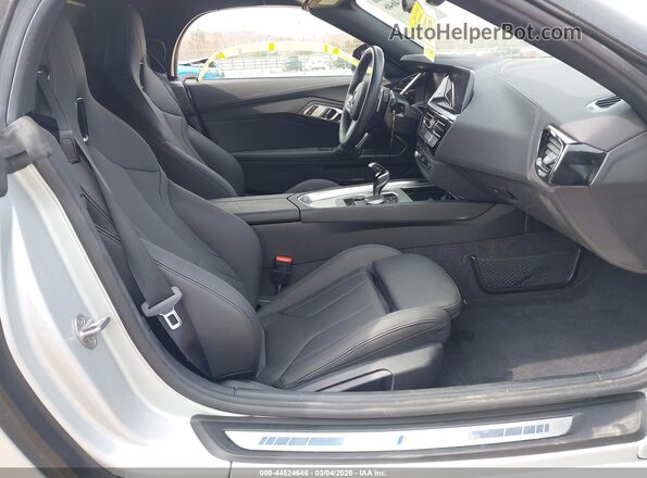 WBAHF3C0XNWX89919 2022 BMW Z4 Silver Front interior view