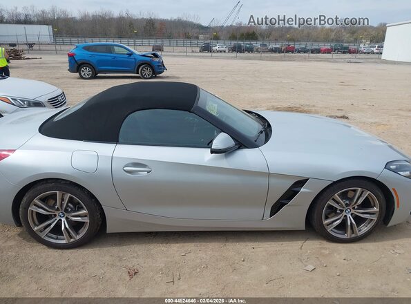 WBAHF3C0XNWX89919 2022 BMW Z4 Silver Rear interior view