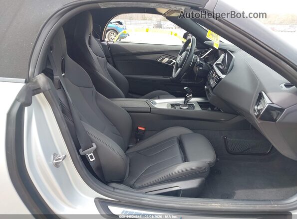 WBAHF3C0XNWX89919 2022 BMW Z4 Silver VIN sticker view