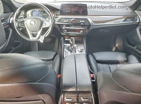 WBAJA9C56JB252190 2018 BMW 5 SERIES Gray Widok deski rozdzielczej