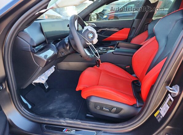 WBS83FK01SCT99053 2025 BMW M5 Black Vista interior delantera