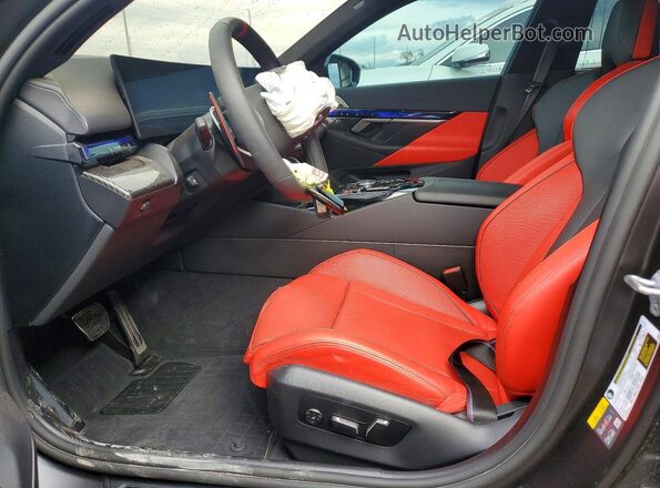 WBS83FK03SCU77056 2025 BMW M5 Black Вид салону спереду